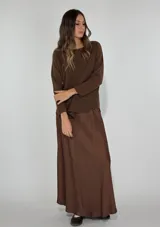 Pollera larga color marrón chocolate, de corte recto y tiro alto.