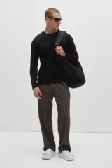 Remera deportiva de manga larga y cuello redondo, confeccionada en tejido funcional DryMove negro con aberturas cortas en el bajo.