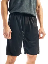 Short deportivo negro de tejido técnico respirable, con cintura elástica y diseño holgado.