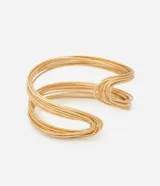 Pulsera femenina rígida, abierta, de metal con acabado alambrado torcido.
