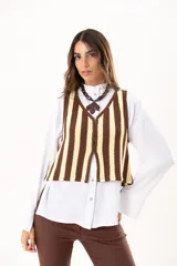 Chaleco tejido a rayas verticales color chocolate y amarillo, con escote en V y cierre con ganchitos.