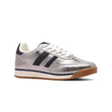 Championes deportivos American Sport Resh Shine, color azul con detalles en celeste, blanco y rojo. Presentan capellada de tela y gamuza, con tres franjas blancas en los laterales y suela de goma color caramelo.