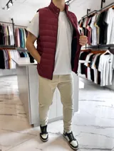 Chaleco puffer de nylon color bordó, con cuello alto, cierre frontal y bolsillos. Cuenta con un parche redondo con la inscripción "TURK" en el pecho.