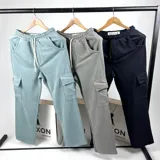 Pantalón de jogging negro con cintura elástica ajustable con cordón, bolsillos laterales y bolsillos cargo con solapa en los muslos.
