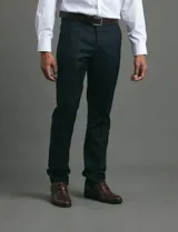 Pantalón de vestir de corte recto y línea limpia, sin pinzas. Confeccionado en una mezcla de poliéster y viscosa, presenta un diseño clásico y estructurado.