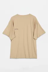 Remera de corte oversize y cuello redondo, color beige, con estampado frontal que incluye estrellas y el texto 'Les Enfants'.