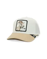Gorra tipo trucker con visera de gamuza en color beige y panel frontal de tela blanca. Presenta un parche bordado con la imagen de una cabra y la palabra 'HIM'. La parte trasera es de malla blanca.