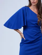 Vestido midi azul eléctrico de crepe, marca Marina. Diseño asimétrico con un hombro descubierto y manga corta abullonada en el otro. Tiene detalle drapeado en la cintura y forro interno.