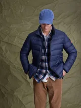 Campera puffer de plumas en color azul marino, con cierre frontal, cuello alto y diseño acolchado horizontal.