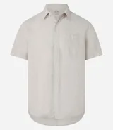 Camisa de hombre de manga corta confeccionada en mezcla de lino y algodón. Presenta un calce comfort, cuello camisero, cierre frontal con botones y un bolsillo en el pecho. Marca Marfinno.