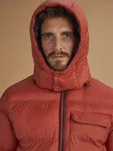 Campera puffer verde militar con capucha, cierre frontal, bolsillos laterales con cierre y un bolsillo de solapa en el pecho.