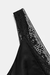 Vestido midi de corte evasé confeccionado en mezcla de viscosa y lino, con acabado satinado. Presenta escote en pico, tirantes anchos y detalles de aplicación de encaje a tono en el escote y los tirantes.