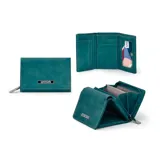 Billetera corta de símil cuero color beige, con cierre a presión y placa metálica decorativa. Cuenta con múltiples compartimentos internos para tarjetas, visor y billetes, además de un compartimento posterior con cierre.