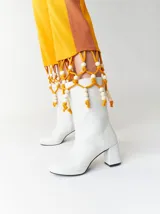 Botas de caña media confeccionadas en cuero, con taco cuadrado y punta redonda. Cuentan con cierre lateral interno.