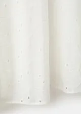 Vestido midi blanco sin mangas con diseño evasé y detalle de bordado inglés en toda la prenda.