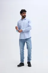 Camisa de manga larga fit semi slim color celeste, con cierre frontal de botones y cuello camisero clásico.