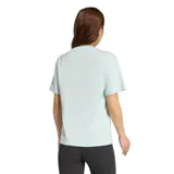 Remera de algodón Adidas con cuello redondo, mangas cortas y logo pequeño bordado en el centro del pecho.