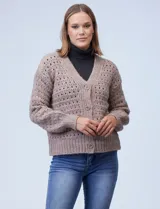 Cardigan azul de lana calada, con escote en V y cierre frontal con botones.