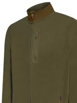 Campera polar verde militar para hombre, confeccionada en poliéster reciclado. Cuenta con cuello alto, cierre completo, tres bolsillos exteriores con cierre y dos bolsillos interiores.