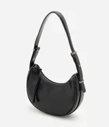Cartera tipo baguette Satinato color negro, de estructura curva y acabado charolado uniforme. Cuenta con cierre superior y asa ajustable con hebilla metálica.