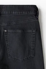 Jean de cinco bolsillos en denim de algodón con stretch y corte estándar con piernas ajustadas.