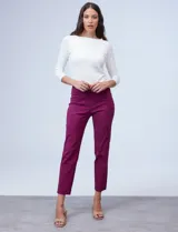 Pantalón verde militar de gabardina elastizada, marca Ruby Rd, corte recto, largo al tobillo y pretina ancha elastizada. Delantera con bolsillos simulados y trasera con bolsillos aplicados.