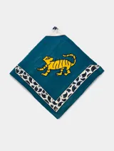 Pañuelo cuadrado de 100x100 cm con estampado de tigre amarillo sobre fondo azul y borde decorado con motivos florales en blanco y negro.