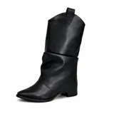 Botas negras de caña alta con diseño arrugado, punta en pico y tacón bajo.