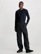 Remera negra de manga larga, corte slim y cuello redondo.