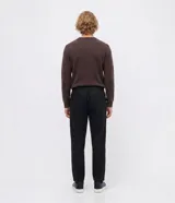 Suéter básico masculino de la marca Marfinno, confeccionado en fleece con felpa texturizado color marrón, de manga larga y cuello redondo con puños y dobladillo acanalados.
