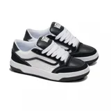 Championes Vans Hylane de cuero blanco y negro con cordones blancos.