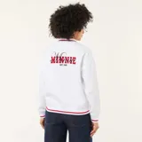 Buzo blanco de estilo polo con cuello abotonado, manga larga y puños con detalle de línea roja. Presenta un bordado pequeño de Minnie Mouse en el pecho.