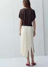 Camiseta de lino color marrón oscuro, con diseño recto, cuello redondo y mangas cortas holgadas.