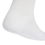 Pack de tres pares de medias deportivas Adidas, color blanco, con logo de la marca bordado en negro en el lateral.