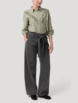 Pantalón de jean color gris con efecto lavado, de corte recto y tiro alto. Cuenta con cintura elástica en la parte posterior, cierre frontal con lazo ajustable y bolsillos laterales.