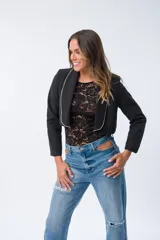 Blazer negro entallado con solapa con strass y forro de poliéster.