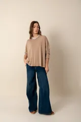 Sweater negro de tejido de punto, con escote barco y mangas largas.