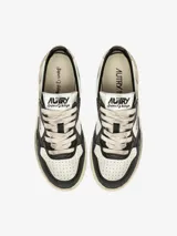Zapatillas urbanas Autry Super Vintage Low, con detalles en cuero blanco, negro y plateado.