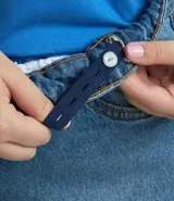Pollera midi de jean azul con tajo delantero y ruedo deshilachado. Presenta cierre frontal con botón y bolsillos laterales.