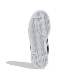 Championes Adidas Campus 00s de gamuza negra con las tres tiras rosas y suela blanca.