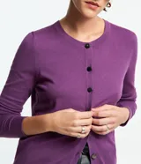 Cardigan de punto color lila con cuello redondo, abotonado delantero y mangas largas.