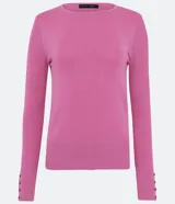Suéter de punto color rosado, con cuello barco, mangas largas y puños con botones decorativos. El dobladillo también es acanalado.