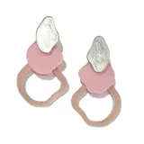 Aros colgantes con piezas geométricas en plateado, rosa y beige.