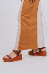 Sandalias de plataforma blanca con taco chino, tira en el empeine decorada con piedras acrílicas translúcidas y tira ajustable al tobillo con hebilla dorada.