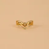 Anillo de oro 9k con diseño en forma de V, compuesto por dos bandas unidas, una de ellas con engaste de circonias brillantes.