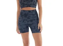 Calza short deportiva color negro con estampado batik en tonos grises.