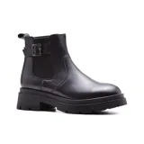 Bota de cuero color marrón con elásticos laterales, hebilla decorativa y suela track.