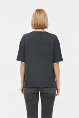 Remera marrón de manga corta con cuello redondo y diseño holgado. En el frente presenta una estampa en tono verde claro con forma de corazón, estrellas y la frase 'You are my lucky'.