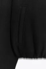 Chaqueta bomber de cuello redondo y manga larga con diseño holgado. Presenta cierre frontal con cremallera, bolsillos delanteros de vivo y acabados elásticos en los puños y el ruedo.