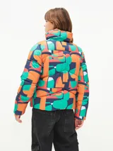 Campera puffer corta con estampado abstracto en tonos verde, naranja y azul. Tiene cuello alto, cierre frontal con cremallera y bolsillos laterales.